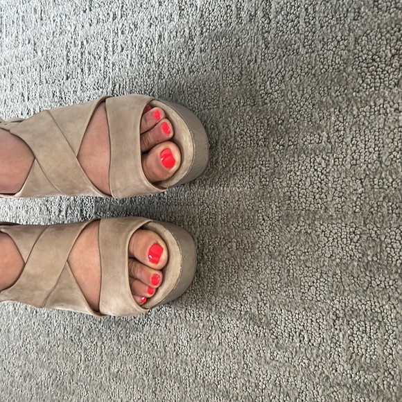 Have only worn a few times as they are half a size too small for me - Picture 4 of 7